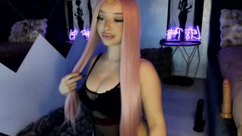 Snapshot of anyolaveritas chatting on 11/23/25, 08:52 Sophie online show from 11/23/25, 08:52