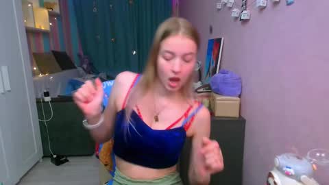 Snapshot of aphrodite_wow_ chatting on 02/19/25, 04:00 Aphrodite online show from 02/19/25, 04:00