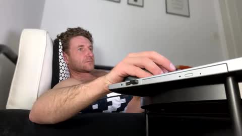 Snapshot of apollobest77 chatting on 01/19/25, 11:00 apollobest77 online show from 01/19/25, 11:00