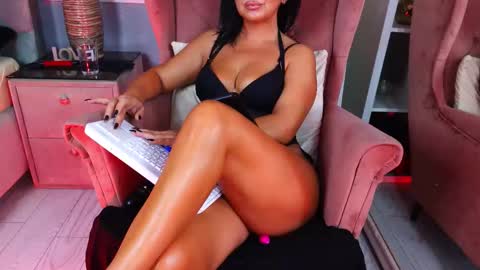 Snapshot of aqueenmonica chatting on 09/25/25, 10:41 AQueenMonica online show from 09/25/25, 10:41