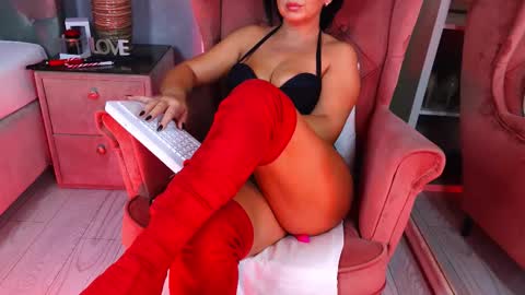 Snapshot of aqueenmonica chatting on 11/10/25, 04:33 AQueenMonica online show from 11/10/25, 04:33