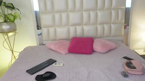 Snapshot of aradia_01 chatting on 01/28/25, 04:18 online show from 01/28/25, 04:18