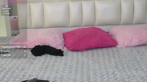 Snapshot of aradia_01 chatting on 02/06/25, 05:35 online show from 02/06/25, 05:35