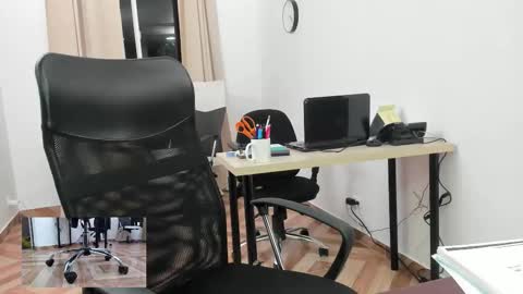 Snapshot of ari_bastett chatting on 11/22/25, 12:42 Ariana online show from 11/22/25, 12:42