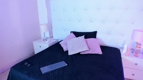 Snapshot of aria_sims chatting on 04/13/26, 11:27 Aria online show from 04/13/26, 11:27