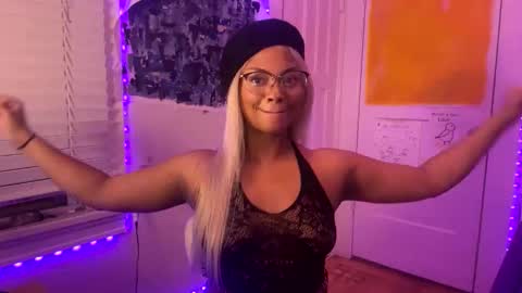 Snapshot of ariaatelier chatting on 12/22/25, 08:11 Aria Atelier online show from 12/22/25, 08:11