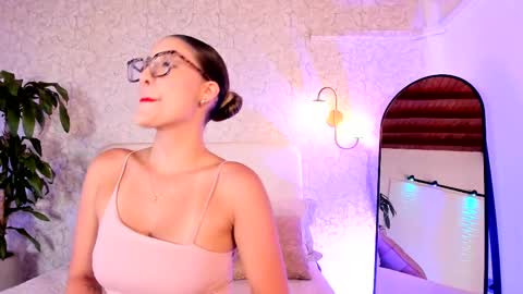 Snapshot of ariamuse chatting on 09/09/25, 07:35 Aria online show from 09/09/25, 07:35