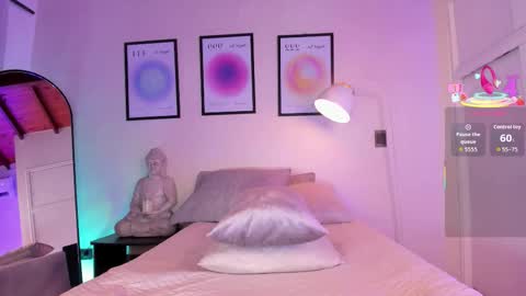 Snapshot of ariamuse chatting on 09/18/25, 08:00 Aria online show from 09/18/25, 08:00