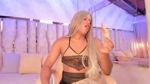 ariana_grande233 online show from 05/06/26, 11:48