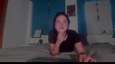 Snapshot of ariana_whitee chatting on 11/17/25, 02:34 ariana_whitee online show from 11/17/25, 02:34