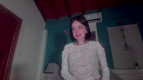 Snapshot of ariana_whitee chatting on 11/19/25, 12:43 ariana_whitee online show from 11/19/25, 12:43