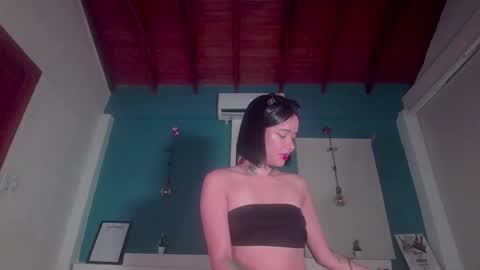 Snapshot of ariana_whitee chatting on 11/23/25, 03:28 ariana_whitee online show from 11/23/25, 03:28