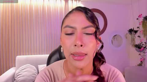 Snapshot of arianadumont chatting on 10/11/25, 11:31 Ariana Dumont online show from 10/11/25, 11:31