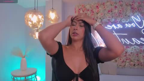 Snapshot of arianadumont chatting on 10/21/25, 11:44 Ariana Dumont online show from 10/21/25, 11:44