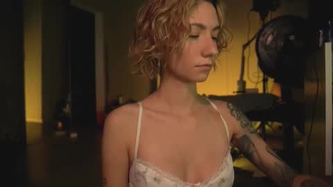 Snapshot of arianna_richi chatting on 03/01/25, 05:52 Olivka online show from 03/01/25, 05:52