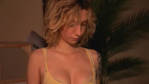 Snapshot of arianna_richi chatting on 09/19/25, 05:42 Olivka online show from 09/19/25, 05:42