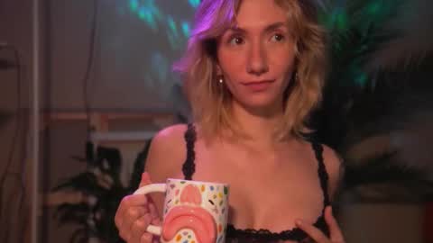 Snapshot of arianna_richi chatting on 10/26/25, 05:46 Olivka online show from 10/26/25, 05:46