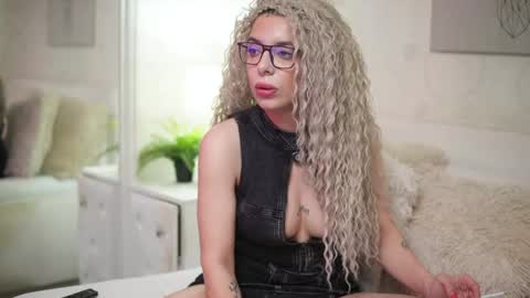 Snapshot of ariayasmin chatting on 04/14/26, 08:59 Aria online show from 04/14/26, 08:59