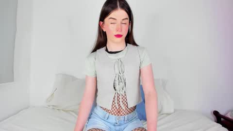 Snapshot of arielmishel chatting on 10/31/25, 10:16 Ariel Mishel online show from 10/31/25, 10:16