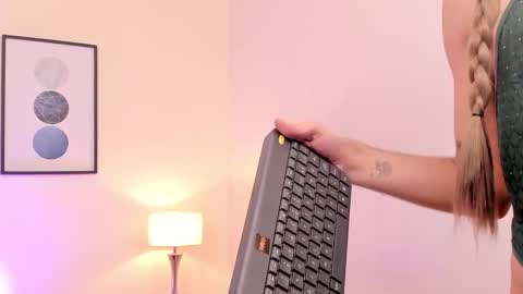 Snapshot of arivega chatting on 02/12/26, 04:07 Nice to meet you thumb up me please its important I LOOK MY BIO DOWN online show from 02/12/26, 04:07