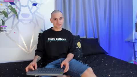 Snapshot of aron_santoro1 chatting on 01/15/25, 03:54 Aron Santoro online show from 01/15/25, 03:54