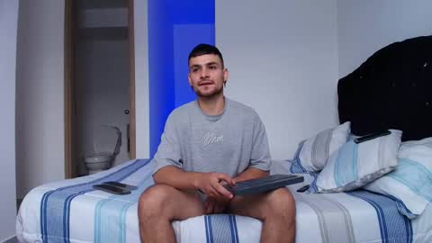 Snapshot of aron_santoro1 chatting on 11/27/25, 02:08 Aron Santoro online show from 11/27/25, 02:08