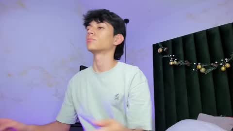 Snapshot of aron_valverde chatting on 12/17/25, 01:33 Aron online show from 12/17/25, 01:33