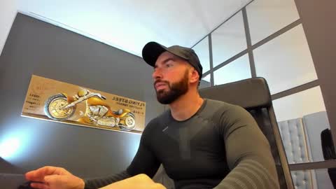 Snapshot of arongrant chatting on 02/04/25, 12:00 AronGrant online show from 02/04/25, 12:00