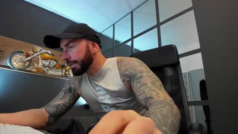 Snapshot of arongrant chatting on 02/20/25, 10:16 AronGrant online show from 02/20/25, 10:16