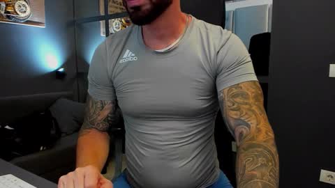 Snapshot of arongrant chatting on 09/17/25, 08:49 AronGrant online show from 09/17/25, 08:49