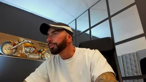 Snapshot of arongrant chatting on 09/24/25, 09:23 AronGrant online show from 09/24/25, 09:23