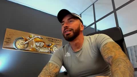 Snapshot of arongrant chatting on 09/26/25, 10:41 AronGrant online show from 09/26/25, 10:41