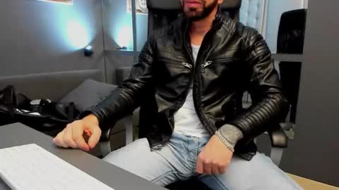 Snapshot of arongrant chatting on 10/07/25, 08:44 AronGrant online show from 10/07/25, 08:44