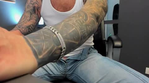 Snapshot of arongrant chatting on 10/19/25, 09:32 AronGrant online show from 10/19/25, 09:32