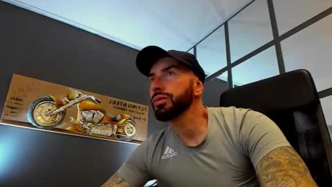 Snapshot of arongrant chatting on 10/23/25, 08:24 AronGrant online show from 10/23/25, 08:24