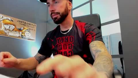 Snapshot of arongrant chatting on 10/26/25, 10:32 AronGrant online show from 10/26/25, 10:32