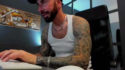 Snapshot of arongrant chatting on 10/28/25, 10:30 AronGrant online show from 10/28/25, 10:30