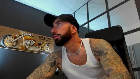 Snapshot of arongrant chatting on 11/02/25, 10:28 AronGrant online show from 11/02/25, 10:28