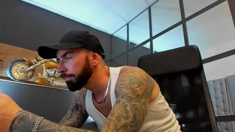 Snapshot of arongrant chatting on 11/04/25, 10:25 AronGrant online show from 11/04/25, 10:25