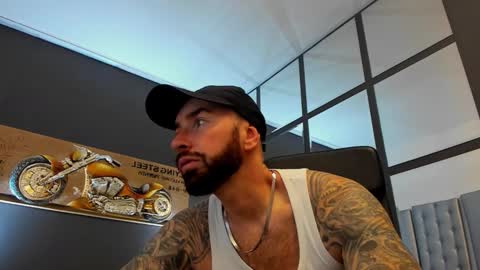 Snapshot of arongrant chatting on 11/05/25, 10:15 AronGrant online show from 11/05/25, 10:15