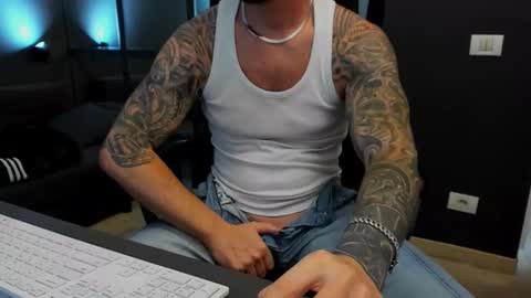 Snapshot of arongrant chatting on 11/10/25, 10:36 AronGrant online show from 11/10/25, 10:36