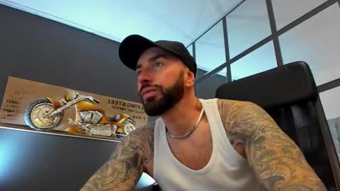 Snapshot of arongrant chatting on 11/11/25, 10:37 AronGrant online show from 11/11/25, 10:37