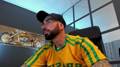 Snapshot of arongrant chatting on 11/12/25, 12:16 AronGrant online show from 11/12/25, 12:16