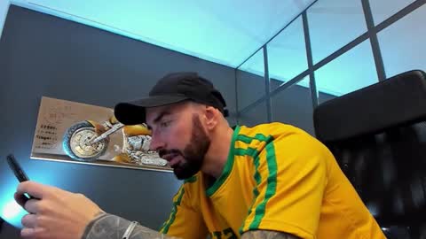 Snapshot of arongrant chatting on 11/13/25, 10:03 AronGrant online show from 11/13/25, 10:03