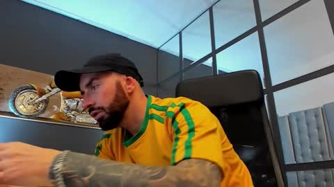 Snapshot of arongrant chatting on 11/15/25, 09:39 AronGrant online show from 11/15/25, 09:39