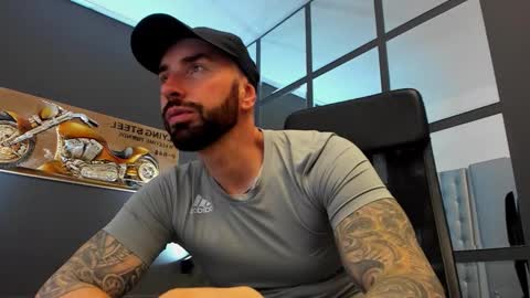 Snapshot of arongrant chatting on 11/16/25, 10:10 AronGrant online show from 11/16/25, 10:10