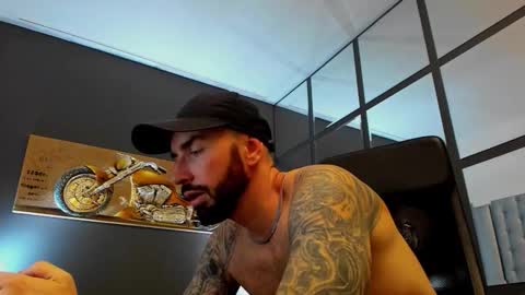 Snapshot of arongrant chatting on 11/18/25, 09:58 AronGrant online show from 11/18/25, 09:58