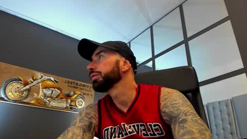 Snapshot of arongrant chatting on 11/25/25, 09:42 AronGrant online show from 11/25/25, 09:42