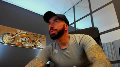 Snapshot of arongrant chatting on 11/30/25, 11:14 AronGrant online show from 11/30/25, 11:14