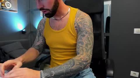 Snapshot of arongrant chatting on 12/01/25, 10:42 AronGrant online show from 12/01/25, 10:42